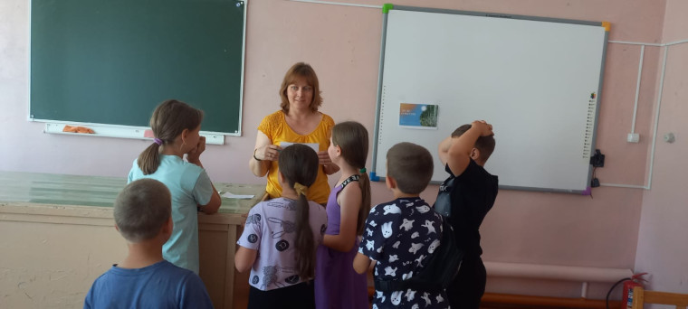 12 июня - День России.